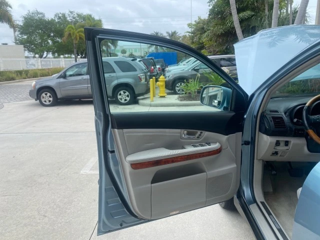 2005 Lexus RX 2nd Gen - Image 10 of 21