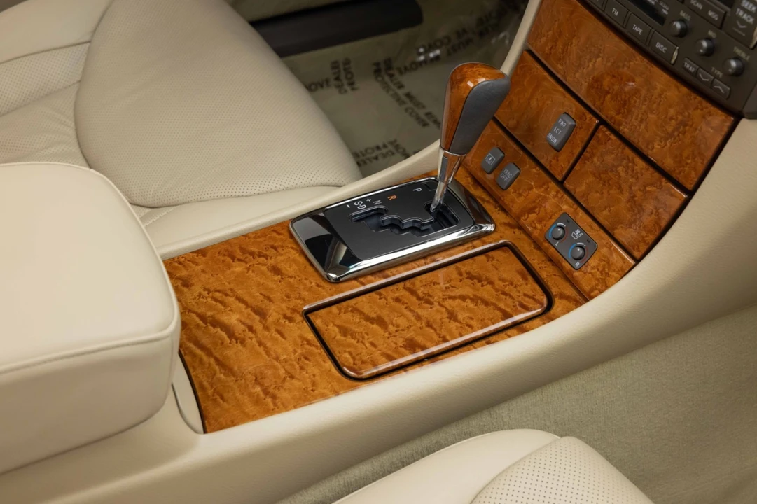 2005 Lexus LS 3rd Gen - Image 18 of 31