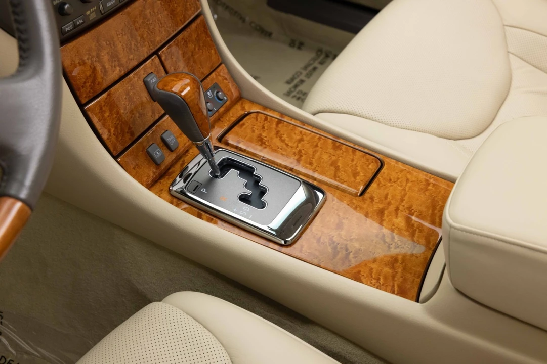 2005 Lexus LS 3rd Gen - Image 16 of 31