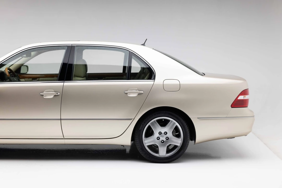 2005 Lexus LS 3rd Gen - Image 19 of 31