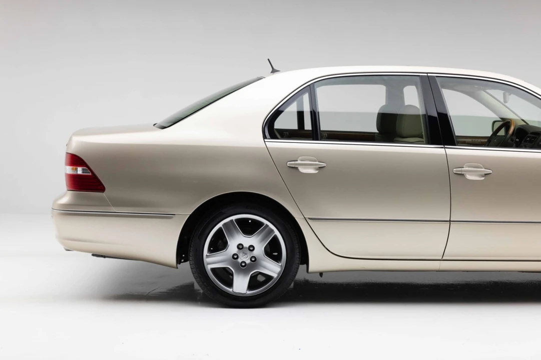 2005 Lexus LS 3rd Gen - Image 21 of 31