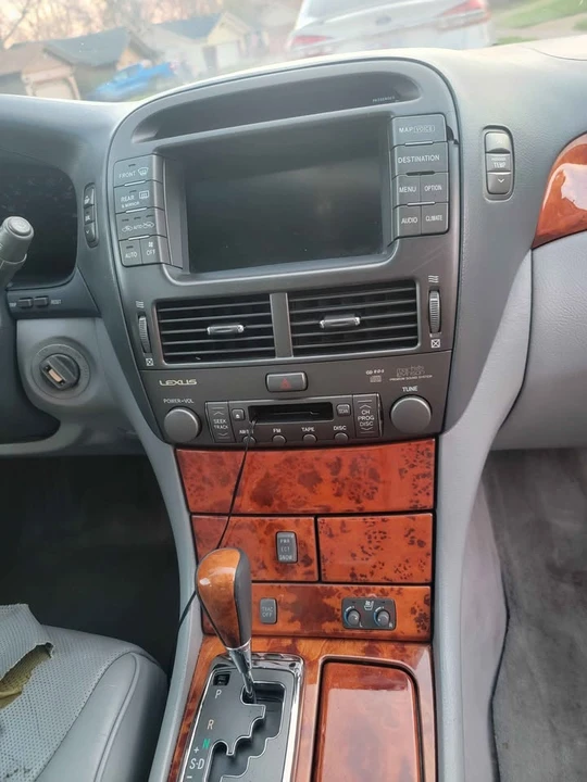 2005 Lexus LS 3rd Gen - Image 10 of 16