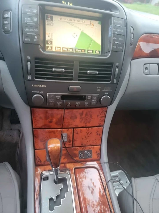 2005 Lexus LS 3rd Gen - Image 15 of 16