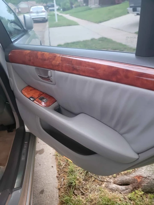 2005 Lexus LS 3rd Gen - Image 14 of 16