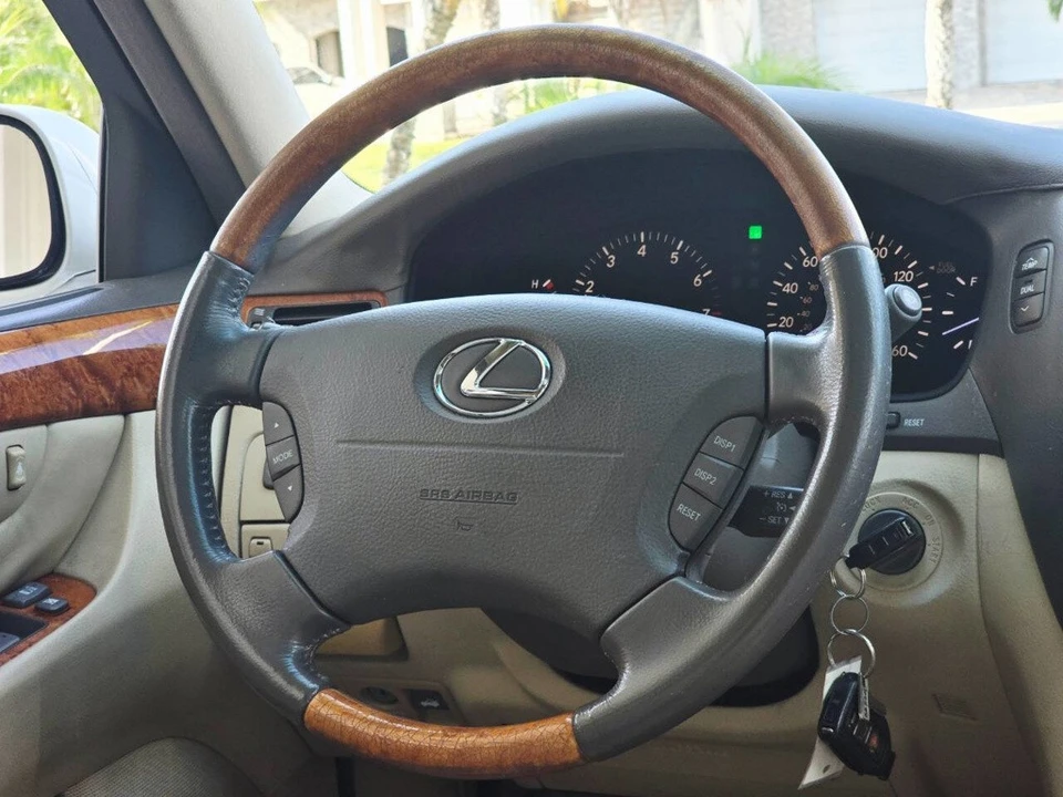 2005 Lexus LS 3rd Gen - Image 10 of 21