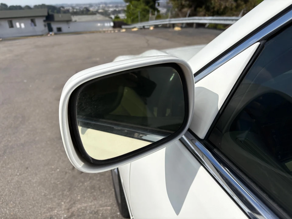 2005 Lexus LS 3rd Gen - Image 23 of 31