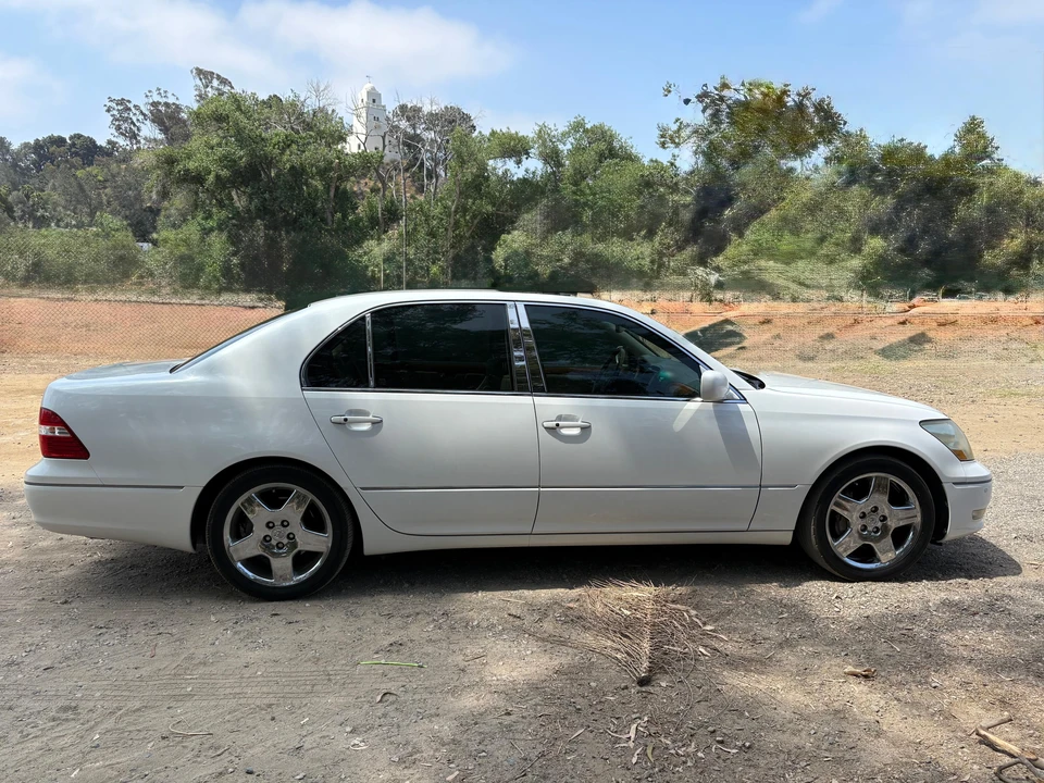 2005 Lexus LS 3rd Gen - Image 10 of 31