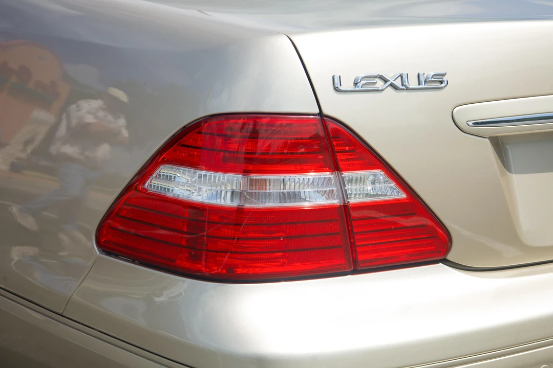 2005 Lexus LS 3rd Gen - Image 11 of 31