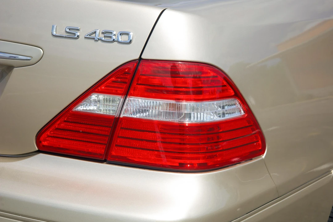 2005 Lexus LS 3rd Gen - Image 12 of 31