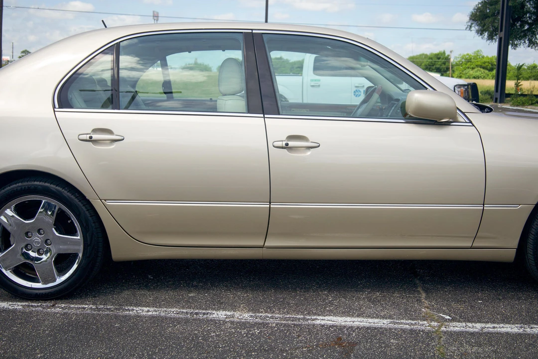 2005 Lexus LS 3rd Gen - Image 15 of 31