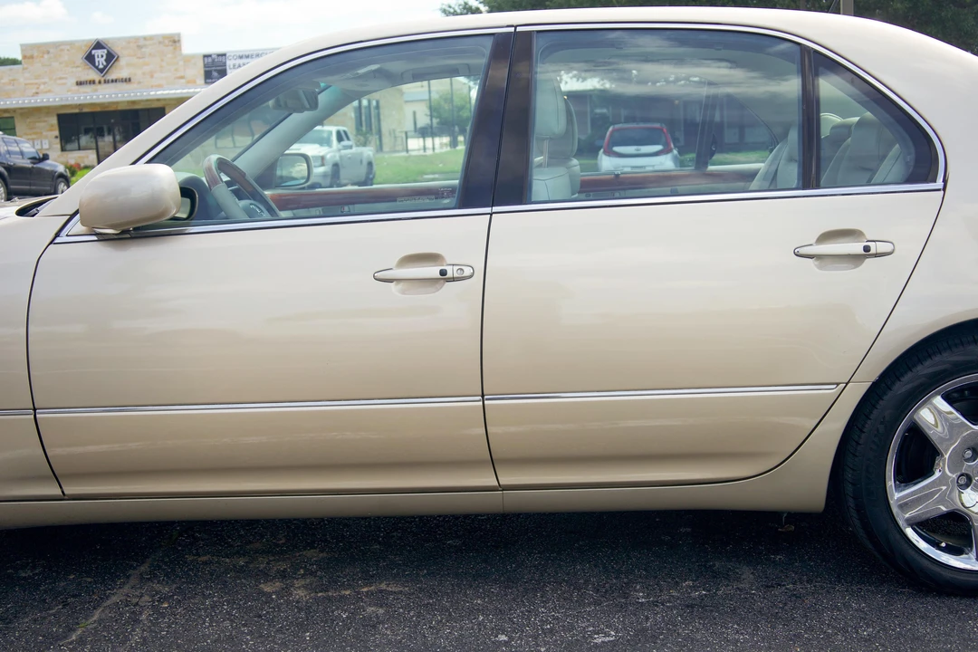 2005 Lexus LS 3rd Gen - Image 16 of 31