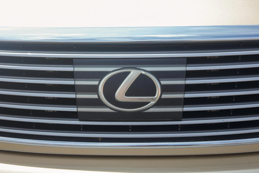 2005 Lexus LS 3rd Gen - Image 20 of 31