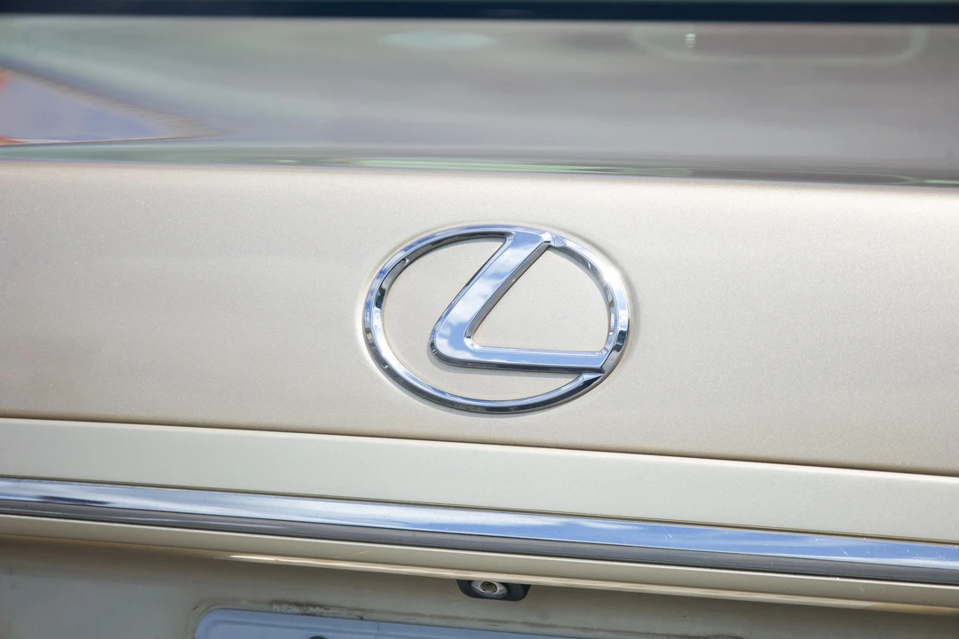 2005 Lexus LS 3rd Gen - Image 21 of 31