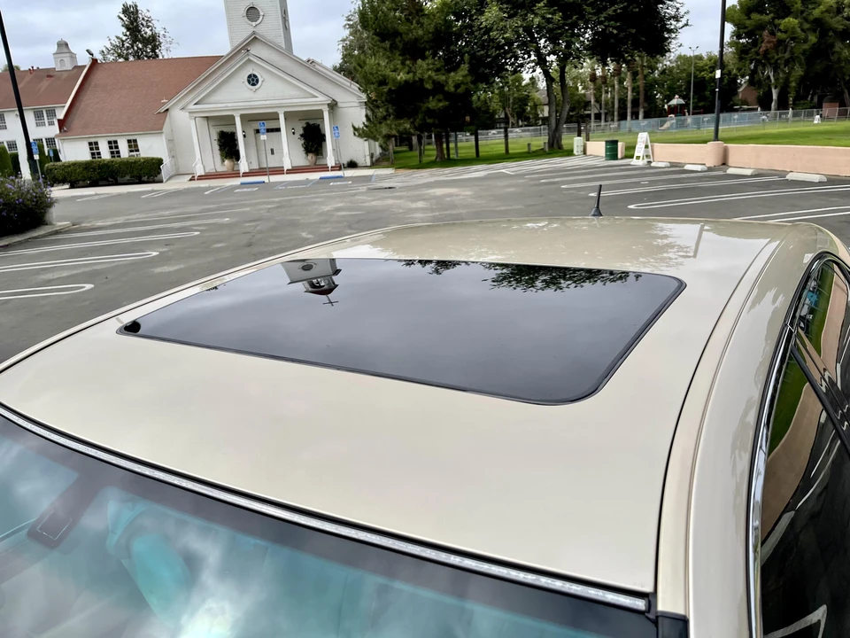 2005 Lexus LS 3rd Gen - Image 18 of 31