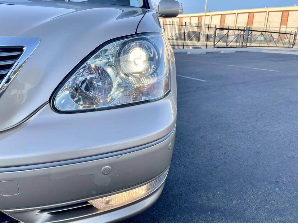 2005 Lexus LS 3rd Gen - Image 16 of 31