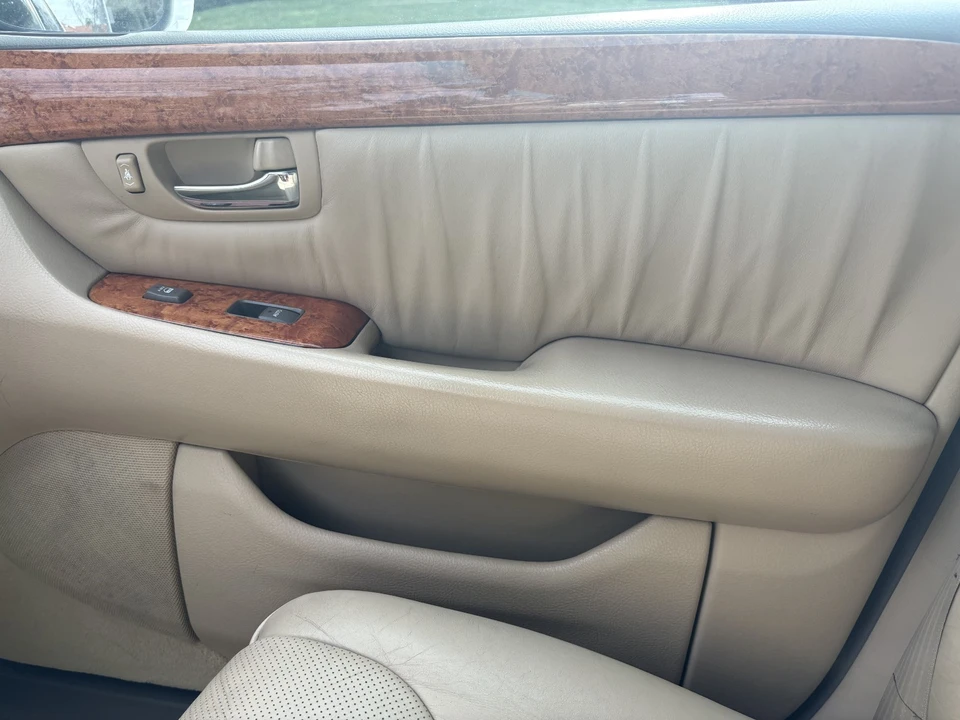 2005 Lexus LS 3rd Gen - Image 12 of 21