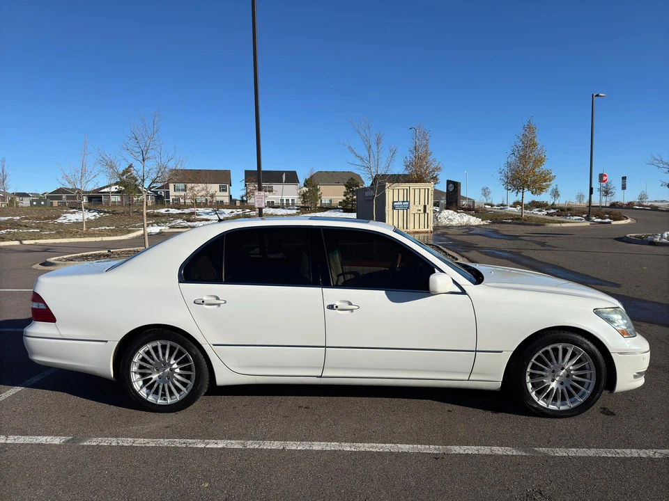 2005 Lexus LS 3rd Gen - Image 17 of 31