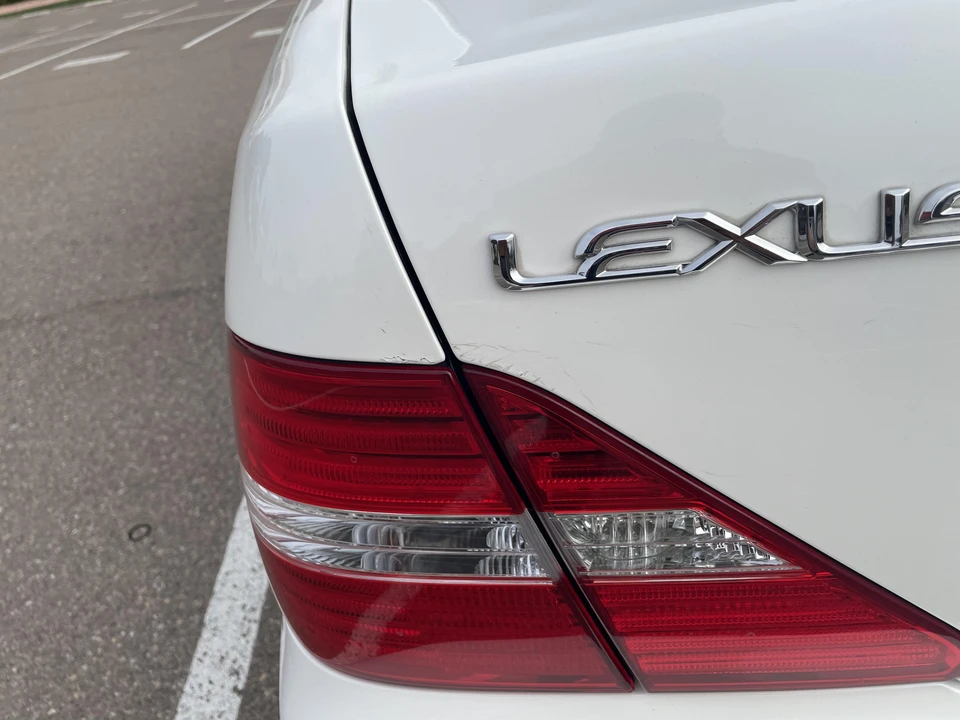 2005 Lexus LS 3rd Gen - Image 18 of 31