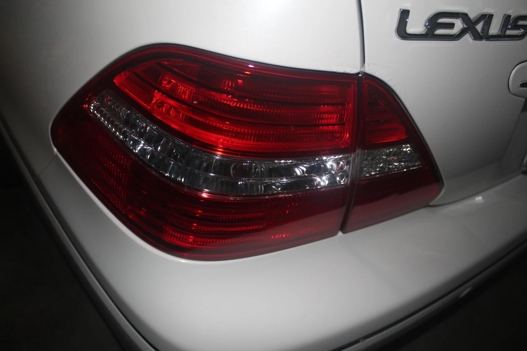 2005 Lexus LS 3rd Gen - Image 17 of 31