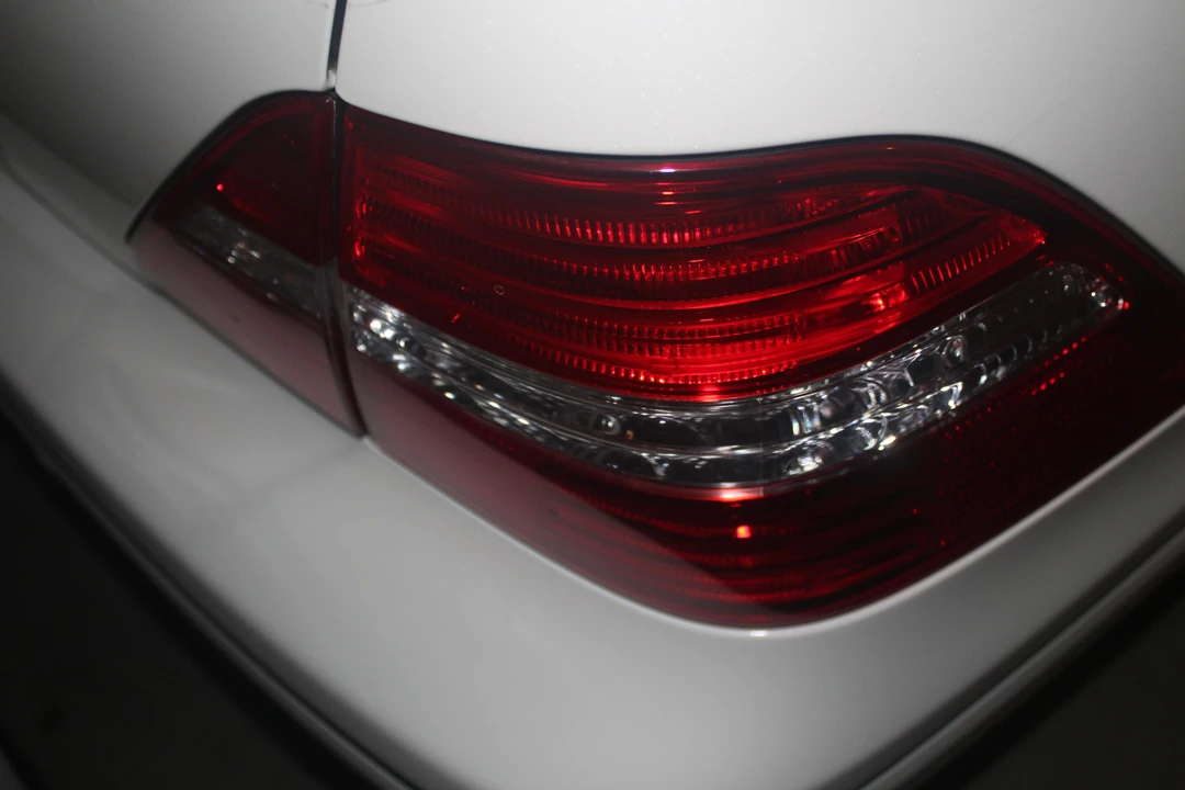 2005 Lexus LS 3rd Gen - Image 25 of 31