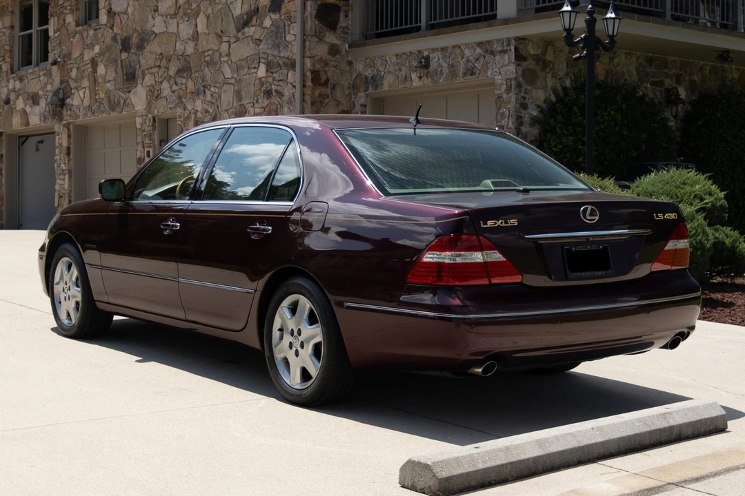 2005 Lexus LS 3rd Gen - Image 4 of 31