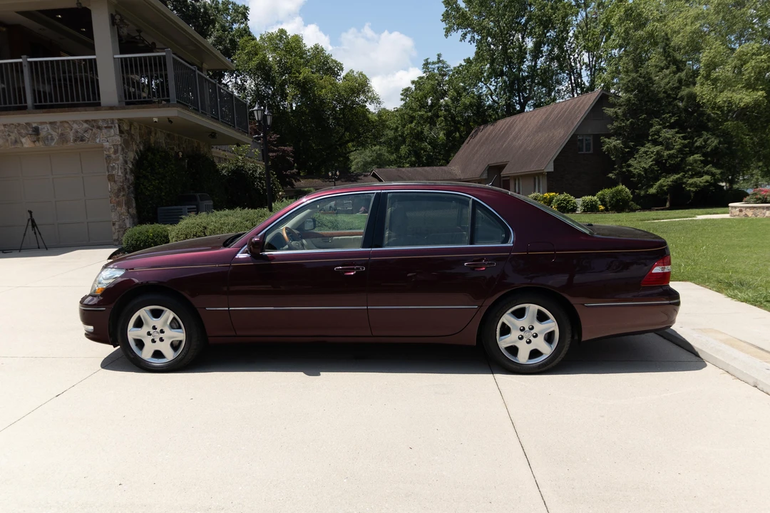 2005 Lexus LS 3rd Gen - Image 10 of 31