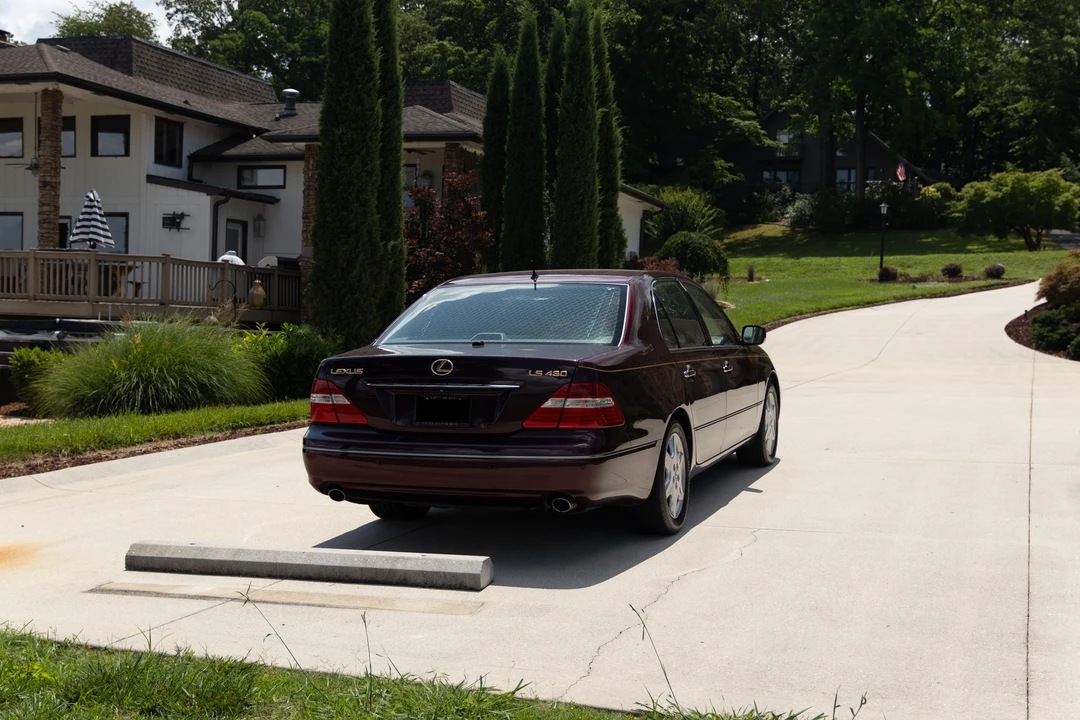 2005 Lexus LS 3rd Gen - Image 14 of 31