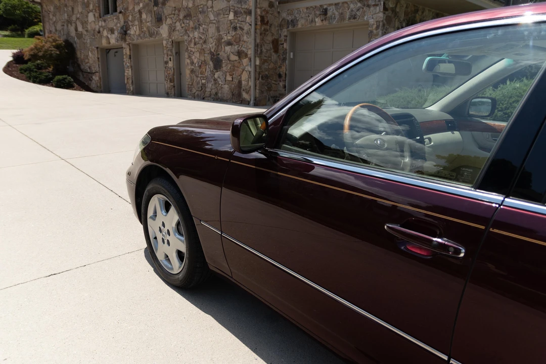 2005 Lexus LS 3rd Gen - Image 28 of 31