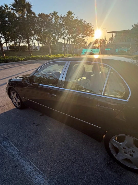 2005 Lexus LS 3rd Gen - Image 10 of 21