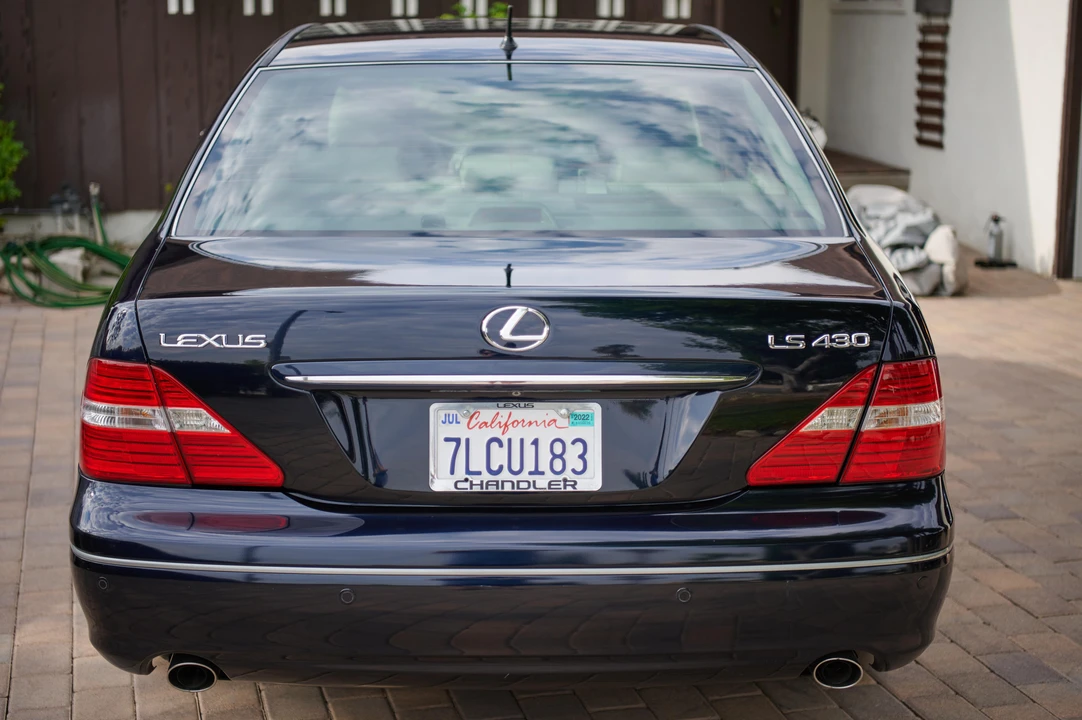 2005 Lexus LS 3rd Gen - Image 18 of 31