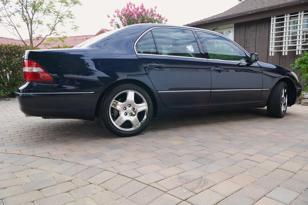 2005 Lexus LS 3rd Gen - Image 23 of 31
