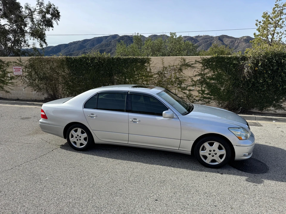2005 Lexus LS 3rd Gen - Image 23 of 31