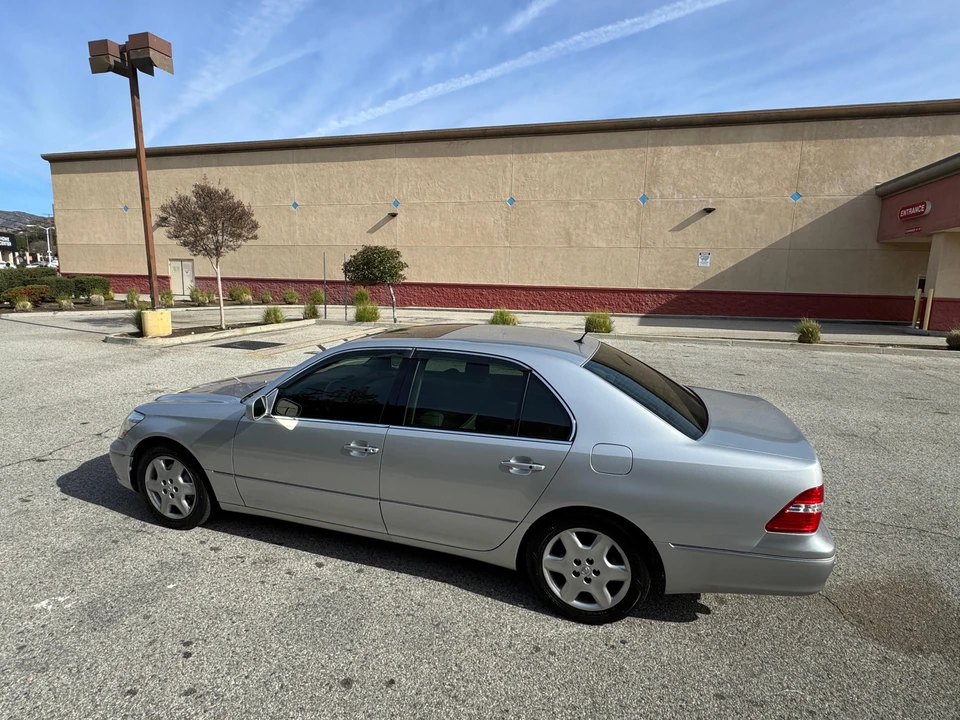2005 Lexus LS 3rd Gen - Image 13 of 31