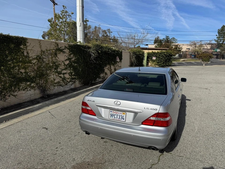 2005 Lexus LS 3rd Gen - Image 18 of 31