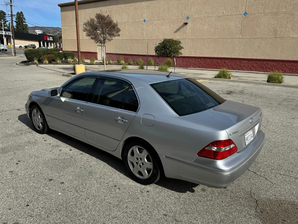 2005 Lexus LS 3rd Gen - Image 14 of 31