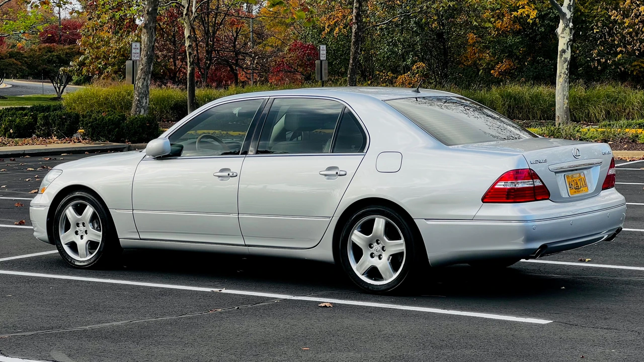 2005 Lexus LS 3rd Gen - Image 23 of 31