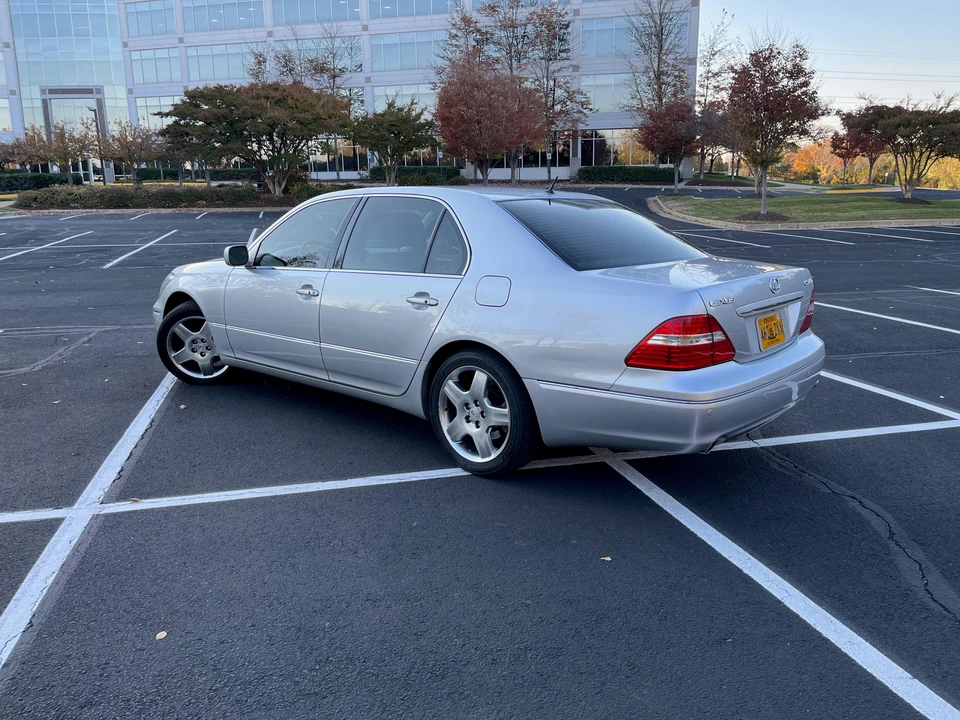2005 Lexus LS 3rd Gen - Image 24 of 31