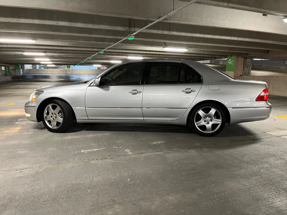2005 Lexus LS 3rd Gen - Image 21 of 31