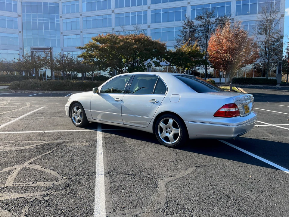 2005 Lexus LS 3rd Gen - Image 22 of 31
