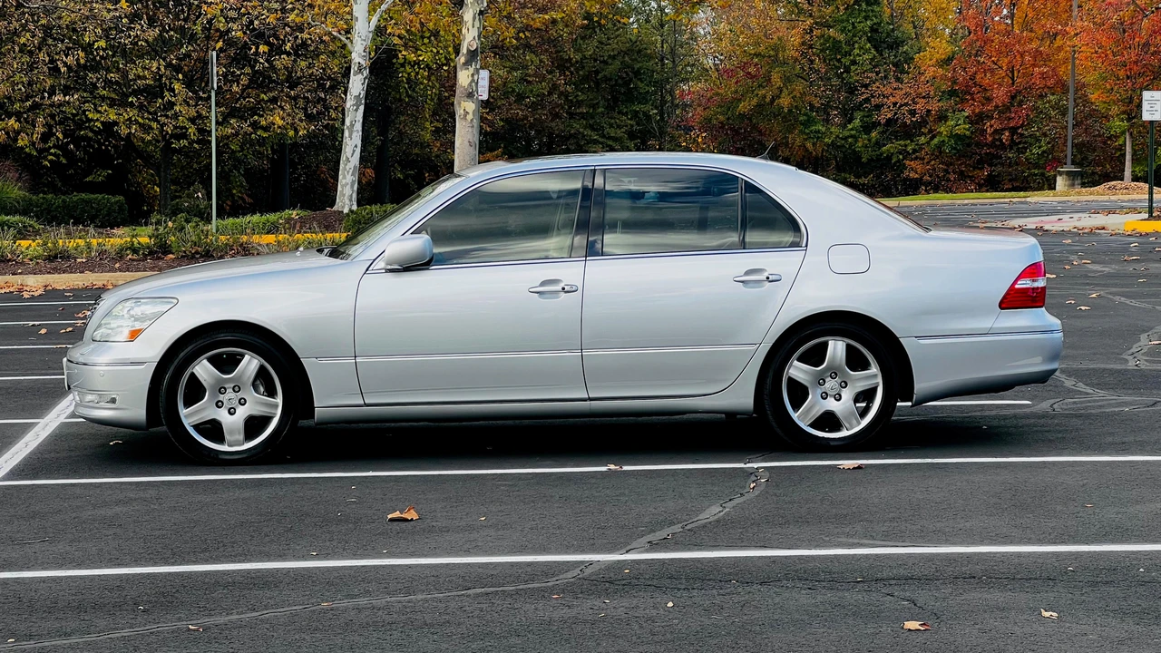 2005 Lexus LS 3rd Gen - Image 19 of 31