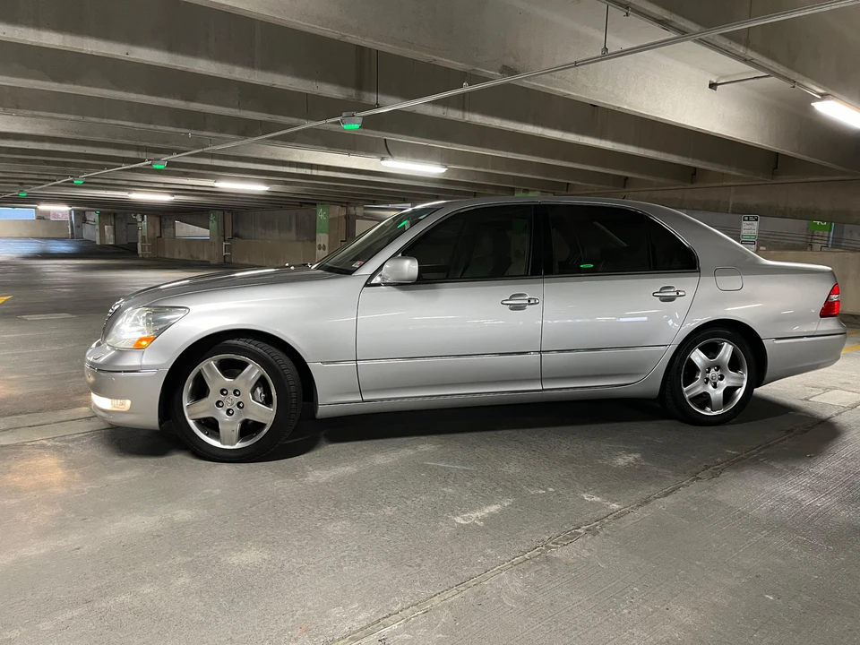 2005 Lexus LS 3rd Gen - Image 18 of 31