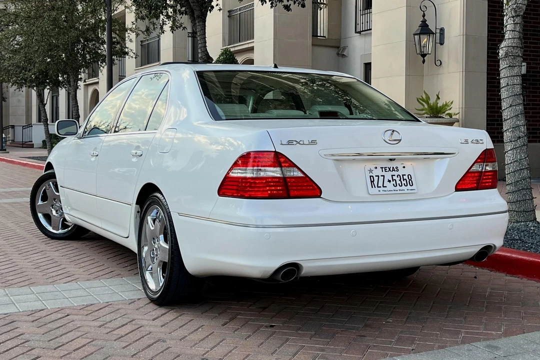 2005 Lexus LS 3rd Gen - Image 4 of 31
