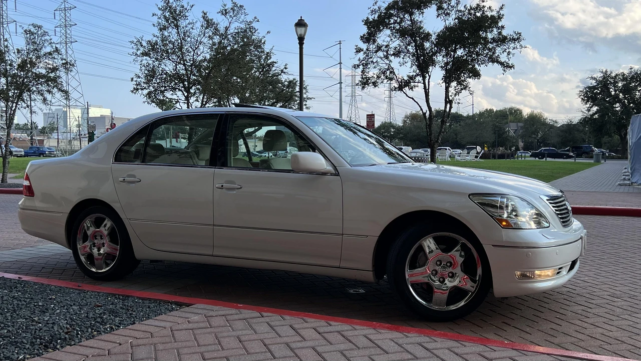 2005 Lexus LS 3rd Gen - Image 16 of 31