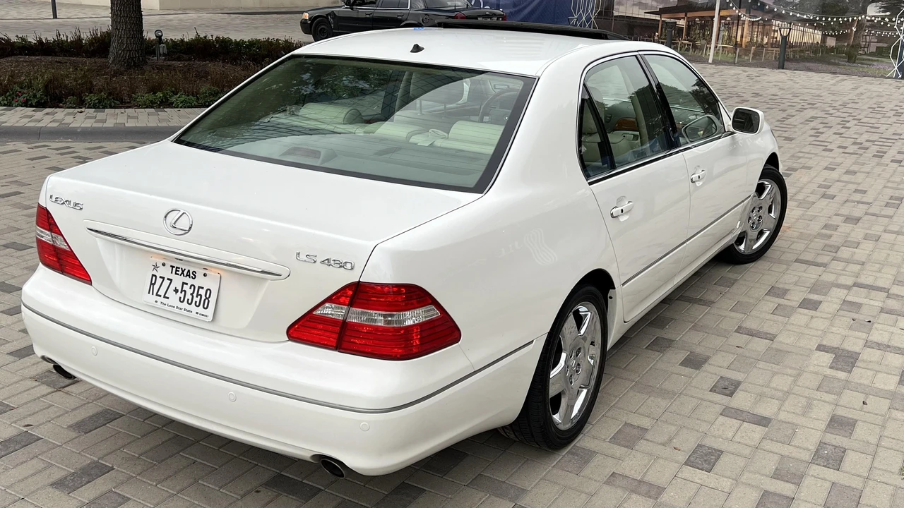 2005 Lexus LS 3rd Gen - Image 22 of 31