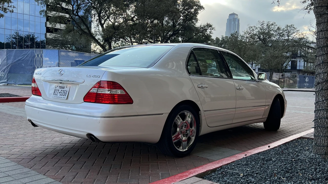 2005 Lexus LS 3rd Gen - Image 13 of 31