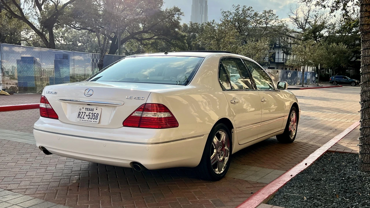 2005 Lexus LS 3rd Gen - Image 12 of 31
