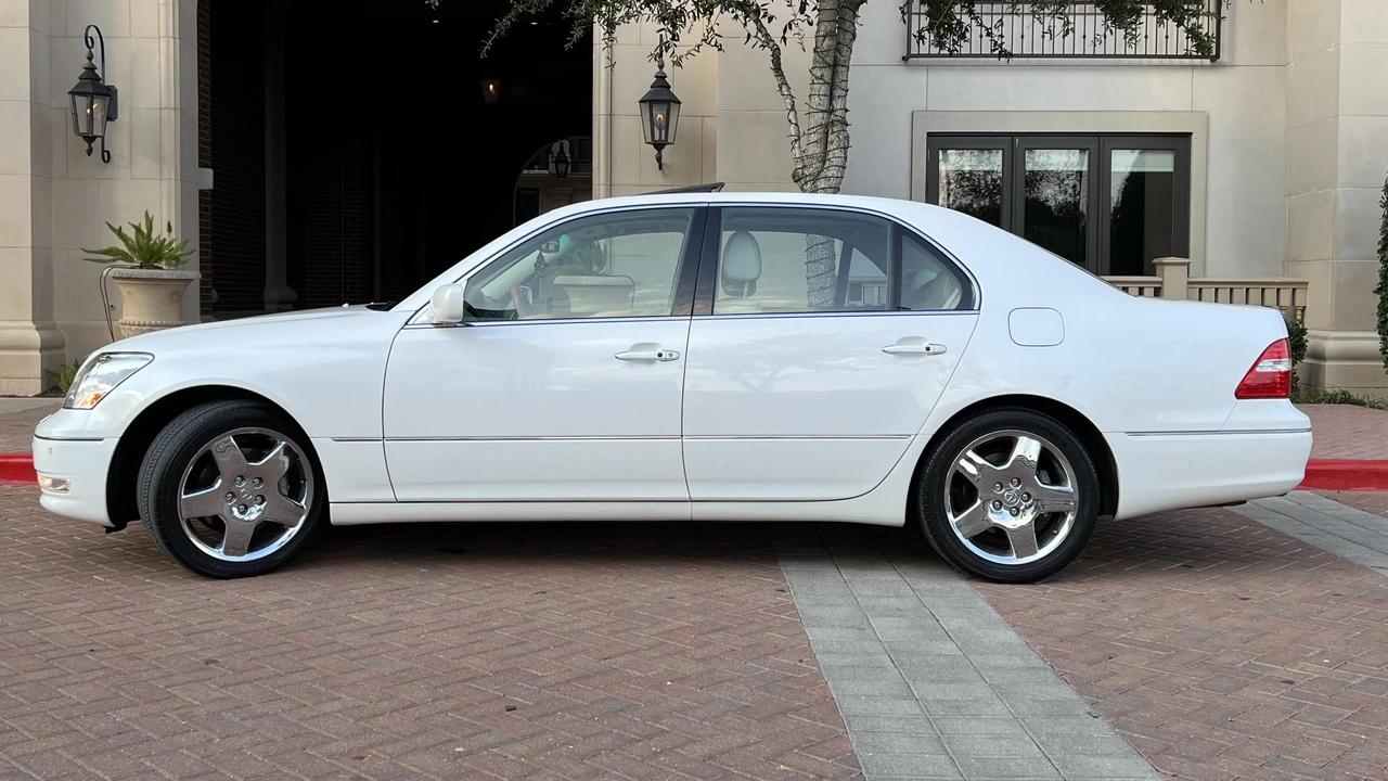 2005 Lexus LS 3rd Gen - Image 7 of 31
