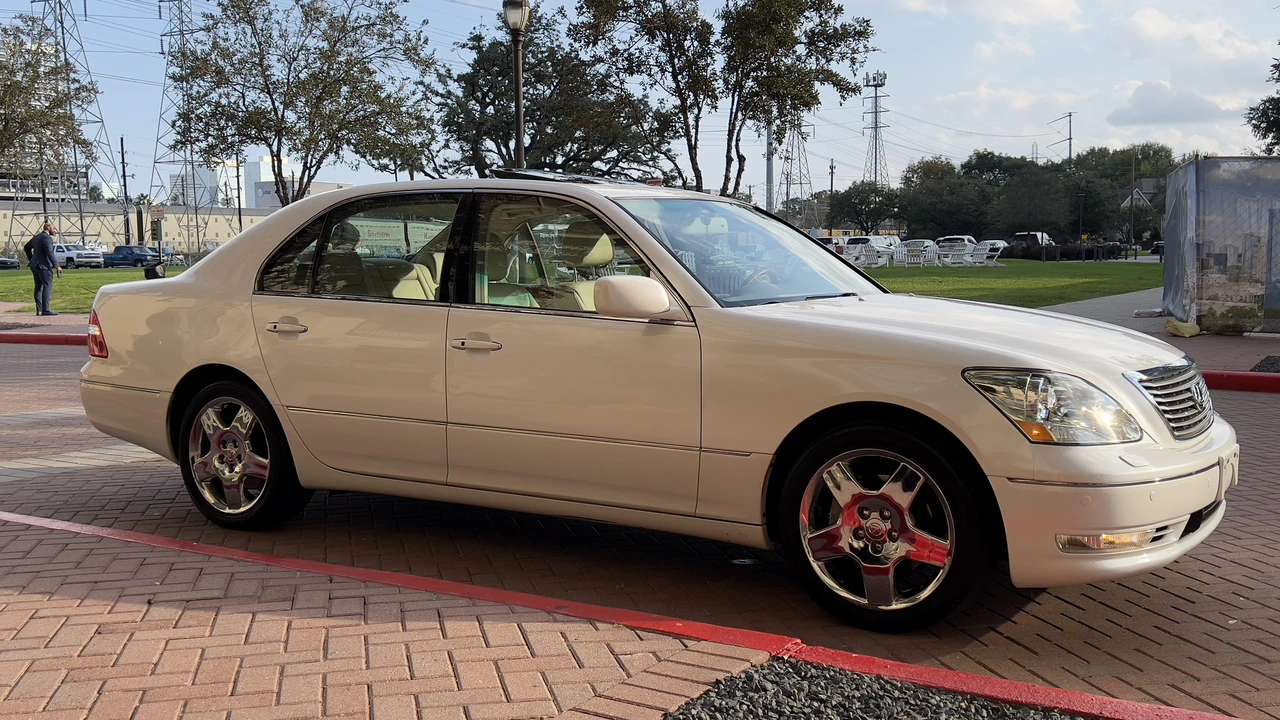 2005 Lexus LS 3rd Gen - Image 17 of 31
