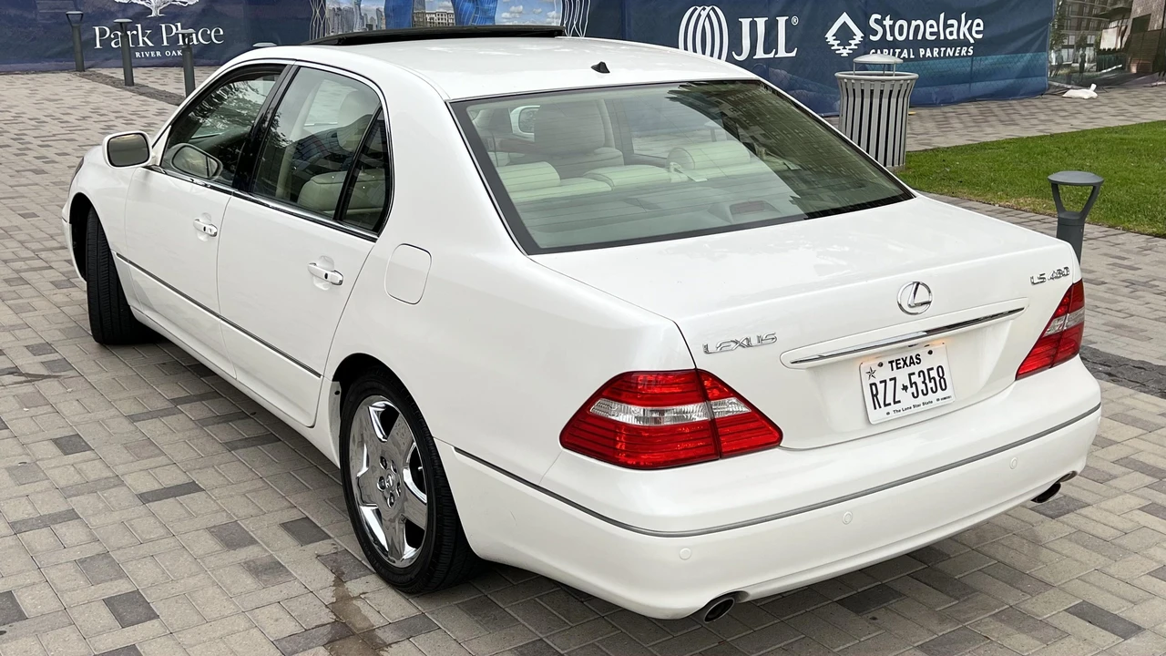 2005 Lexus LS 3rd Gen - Image 21 of 31