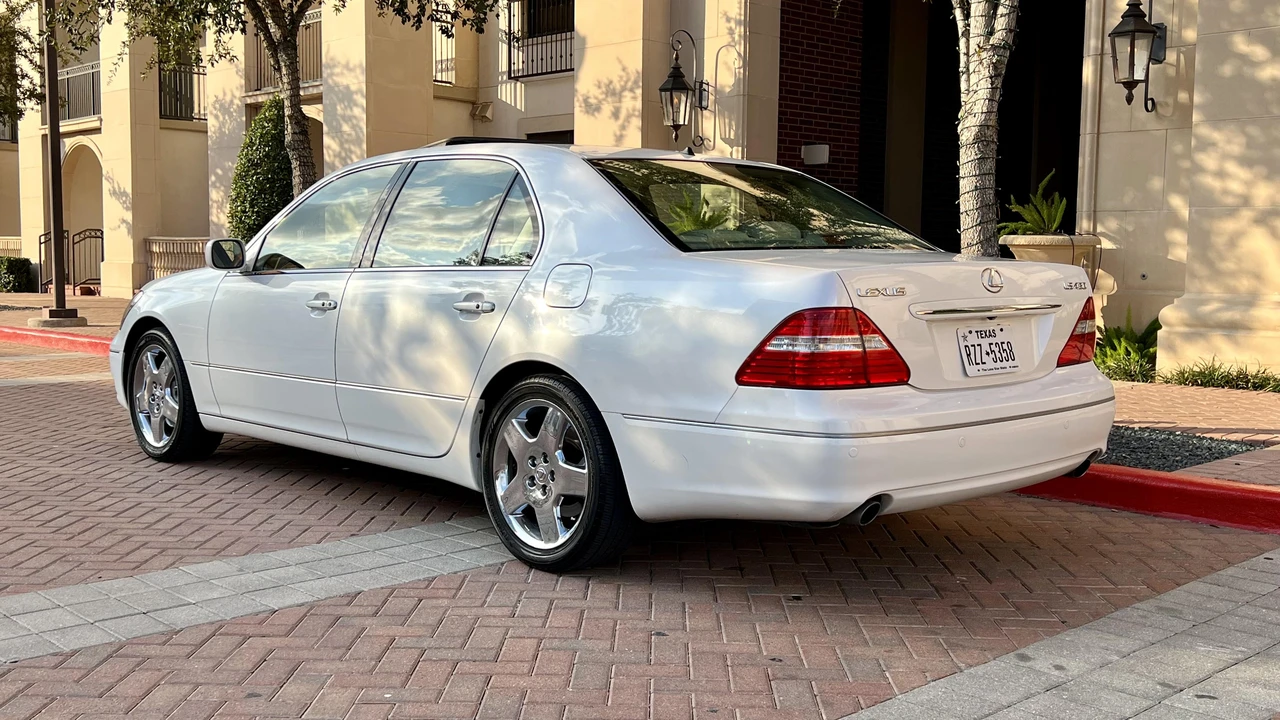 2005 Lexus LS 3rd Gen - Image 9 of 31